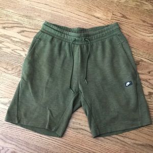 Men’s Nike jersey green athletic shorts medium